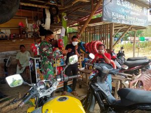 Babinsa Koramil Muaratebo Ingatkan Warga Tetap Gunakan Masker
