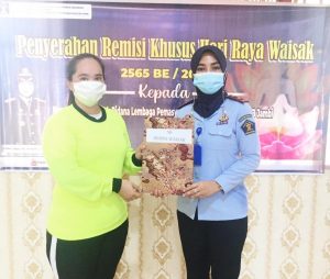 1 Warga Binaan Lapas Perempuan Klas IIB Jambi, Terima RK Waisak Tahun 2021