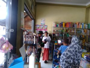 Sambil Woro-Woro Protokol Kesehatan, Babinsa Pantau PPKM Berskala Mikro