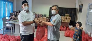 PWI Riau Bagikan 500 Bingkisan Lebaran ke Wartawan