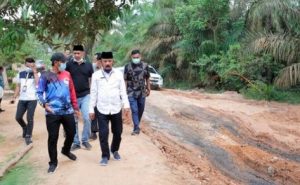 Kadis PUPR Tinjau Kerusakan Jalan di Sungaibahar