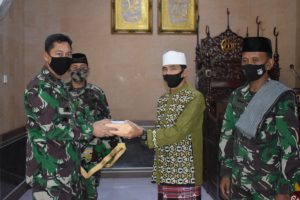 Kasrem 042/Gapu Serahkan Zakat Fitra kepada Panitia Zakat