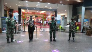 Koramil Telanaipura Kerahkan Personelnya untuk bantu pengawasan prokes di pusat perbelanjaan