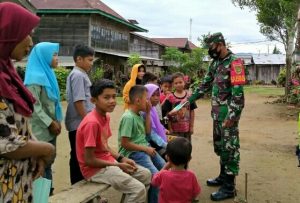 Sadarkan Masyarakat Bahaya Covid, Babinsa Koramil Jangkat Bagikan Masker