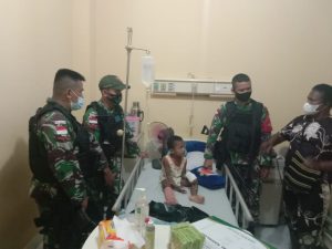 Satgas Yonif 131 Donorkan Darah Untuk Rey Wameyau