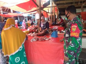 Babinsa Tebo Pastikan Harga Sembako Stabil dan Pelaksanaan Prokes 5 M