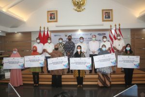 Pangkoarmada II menerima penyerahan tali asih kepada keluarga KRI Nanggala-402 dari direksi Pelindo