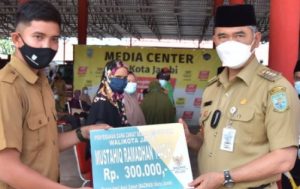 Pemkot Jambi Serahkan Zakat untuk Mustahid, PHL Kebersihan, TKK dan Sekolah