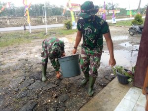 Sambut Tim Wasev TMMD, Kantor Desa Bukitberingin di Bersihkan