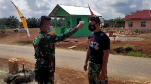 Pastikan Anggota Satgas Bebas Covid, Tim Keslap Cek Suhu Tubuh Awali Pekerjaan