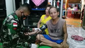 Peduli Kesehatan Warga Badau, Tim Kesehatan Satgas Yonif 144 Beri Bantuan Pengobatan