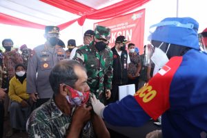 Panglima TNI Tinjau Serbuan Vaksinasi Untuk Lansia di Jawa Timur