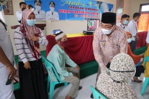Bupati Tanjab Barat Tinjau Vaksinasi Lansia di Kecamatan Bramitam