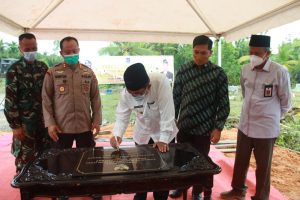 Bupati Tanjab Barat Resmikan Penggunaan TPU di Desa Teluksialang