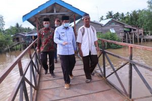 Bupati Tanjab Barat Tinjau Kondisi Halte Sungai di Desa Sungaiserindit