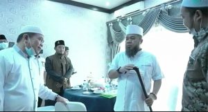 Wali kota Bengkulu Beri Cinderamata Tongkat ke Bupati Merangin