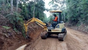 Disamping Pengerasan Jalan Desa, Satgas Juga Buat Parit Kanan-Kiri Jalan