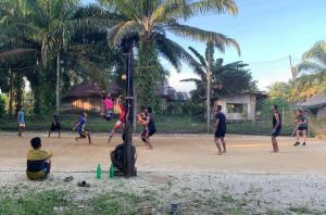 Melalui Olahraga, Anggota Satgas TMMD di Bukitberingin Jalin Kebersamaan Dengan Warga