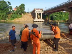 Hendak mengambil Plat Besi di Sungai Merangin, Haris terbawa Arus sungai dan Hilang