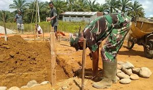 Dapatkan Hasil yang Baik, Koptu Marta Ukur Kerataan Pemasangan Pondasi Pos Kamling