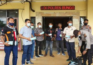 Cegah Covid, Polres Bungo Bagikan Masker