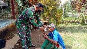 Cegah Penyebaran Covid-19, TNI Bagikan Masker di Lokasi TMMD