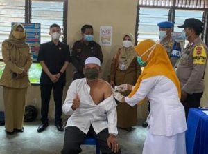 Anggota DPRD Tanjab Barat, Dampingi Peserta Vaksinasi Lansia di Kecamatan Tebing Tinggi
