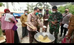 Bahagiakan Suasana Hati Saat Vaksinasi Lansia, Kapolres dan Dandim Masak Nasgor Sinergitas