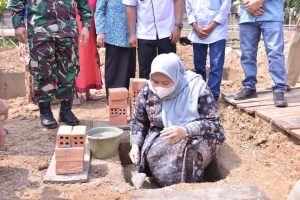 Bupati Muarojambi Serahkan Bantuan Sembako dan Peletakan Batu Pertama Pembangunan Masjid