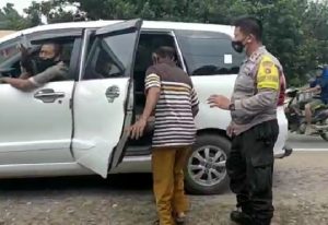 Bhabinkamtibmas Desa Berembang Antar Jemput Warga Lansia yang Ikut Vaksinasi