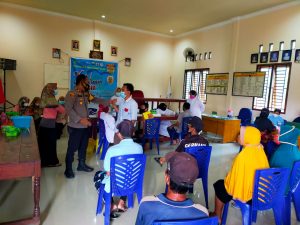 Kapolsek Jaluko Tinjau Pelaksanaan Vaksinasi Massal Tahap 1 di Kantor Desa Sarang Burung