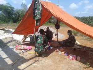 Koordinasi Sebelum Pengerjaan Pos Jaga di Lokasi TMMD 111 Kodim Sarko