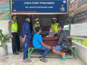 Kasat Lantas Polres Muarojambi dan Anggotanya Dirikan PPKM di Km 35