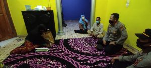 Kapolres Muarojambi Silaturahmi dan Berikan Vitamin ke Warga Isolasi Mandiri