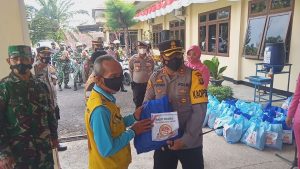 Hari Bhayangkara ke 75, Kapolres Muarojambi Pimpin Apel dan Bagikan Ratusan Sembako