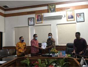 Sekwan Muarojambi Terima Berkas Penyerahan PAW Aidi Hatta dari Sekertaris KPU