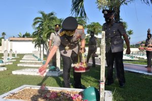 Jelang Hari Bhayangkara ke-75, Polda Jambi Gelar Upacara Ziarah dan Tabur Bunga