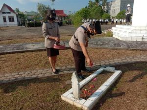 Sambut Hari Bhayangkara ke-75, Polres Tanjab Barat Gelar Upacara Ziarah dan Tabur Bunga