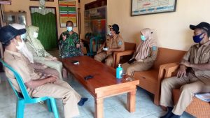 Jalin Komsos di Lokasi TMMD, Kapten Ramlan Sambangi Perangkat Desa