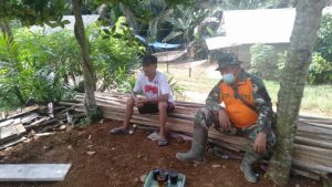 Manfaatkan Waktu Rehat, Personel Kodim Sarko Ingatkan Warga Disiplin Prokes Dilokasi Pra TMMD