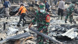 TNI-Polri Bantu Warga Bersihkan Puing Sisa Kebakaran di Mendahara