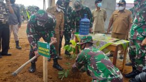 Usai Pembukaan TMMD ke 111, Danrem 042/Gapu Tanam Pohon Penghijauan
