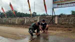 Serda Tino Sigap Perbaiki Selang Air Bocor