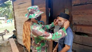 Ajak Disiplin Prokes, Satgas TMMD 111 Kodim Sarko Bagikan Masker Gratis