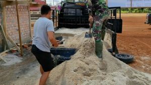 Satgas TMMD 111 Kodim Sarko Gotong Royong Turunkan Pasir