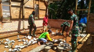 Rehab RTLH, Satgas Pasang Batu Sungai untuk Rumah Supriyanto 