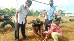 Hijaukan Lapangan Desa, Satgas TMMD Gandeng Kades Tanam Pohon