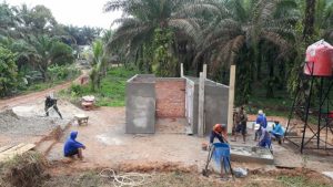 Satgas TMMD di Bukitberingin Terus Lanjutkan Pembangunan MCK Umum