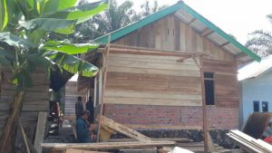 Pembangunan RTLH Milik Herman Program TMMD Kodim Sarko Mulai Pasang Dinding