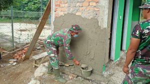 Pasiter Satgas TMMD Bantu Penyelesaian Plesteran Dinding MCK